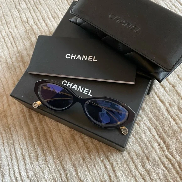 Brand new never worn navy Chanel cat eyes sunglasses - Picture 4 of 7